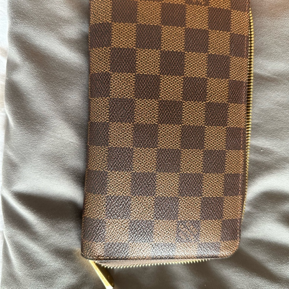 Luis Vuitton wallet